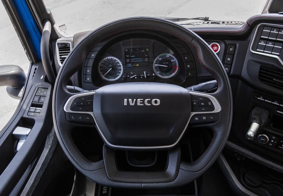 Панель приборов Iveco S-WAY Magirus Concept 2019 года  (фото 15 из 30)